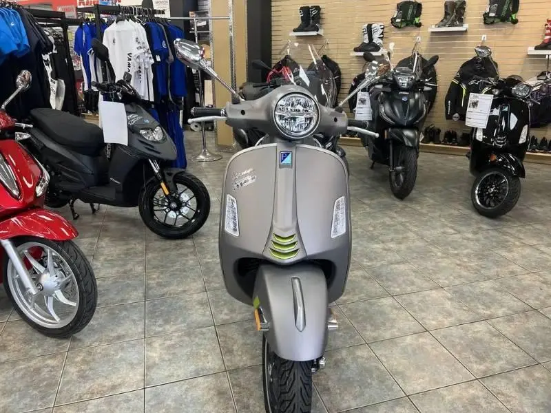 2023 Vespa GTS SUPERTECH 300 thumbnail 2