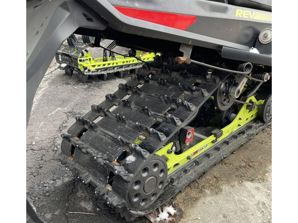 2018 Ski-doo Renegade® X-rs® Ripsaw 1.25 Adj. Pkg. Rotax® 850 E-tec® Hyper Silver Manta alt