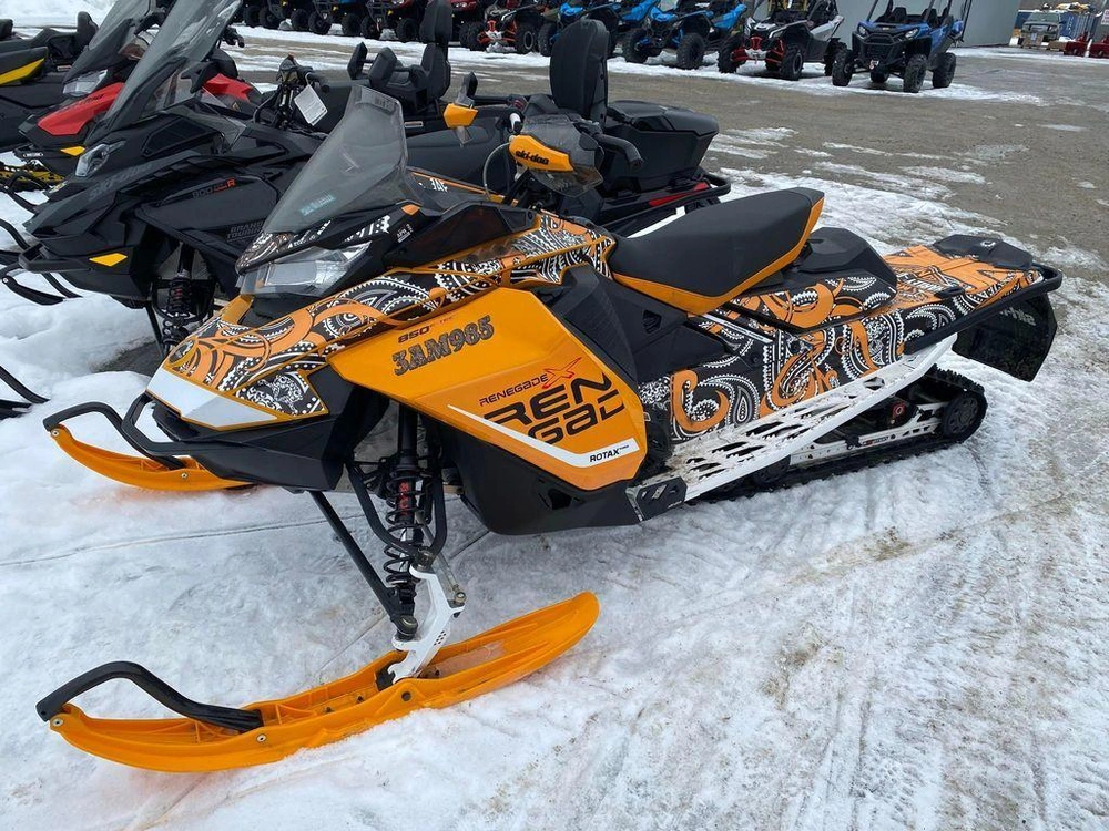 2017 Ski-doo Renegade® X® Rotax® 850 E-tec® Black Ripsaw 1.25 Rev-xs™ alt