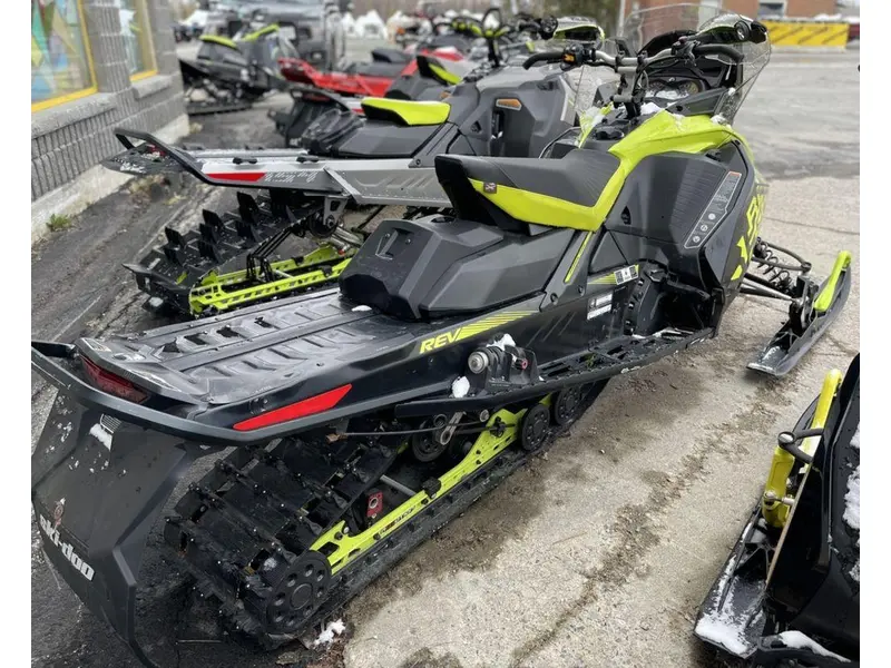 2018 Ski-Doo Renegade® X-RS® Ripsaw 1.25 Adj. Pkg. Rotax® 850 E-TEC® Hyper Silver Manta