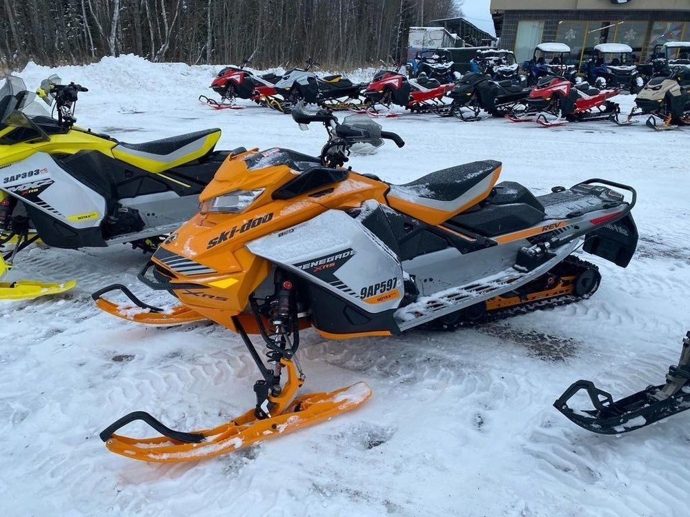 2019 Ski-doo Renegade® X-rs® 850 E-tec Ripsaw 1.25 W/adj. Pkg. alt
