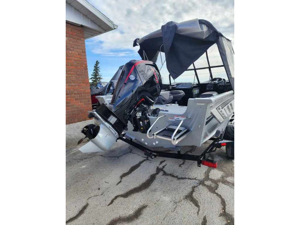 2023 Smoker-craft Ultima 172 alt