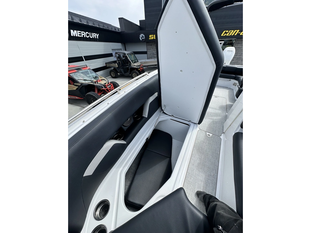 2022 Fourwinns Hd8 alt