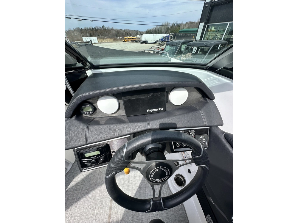 2022 Fourwinns Hd8 alt