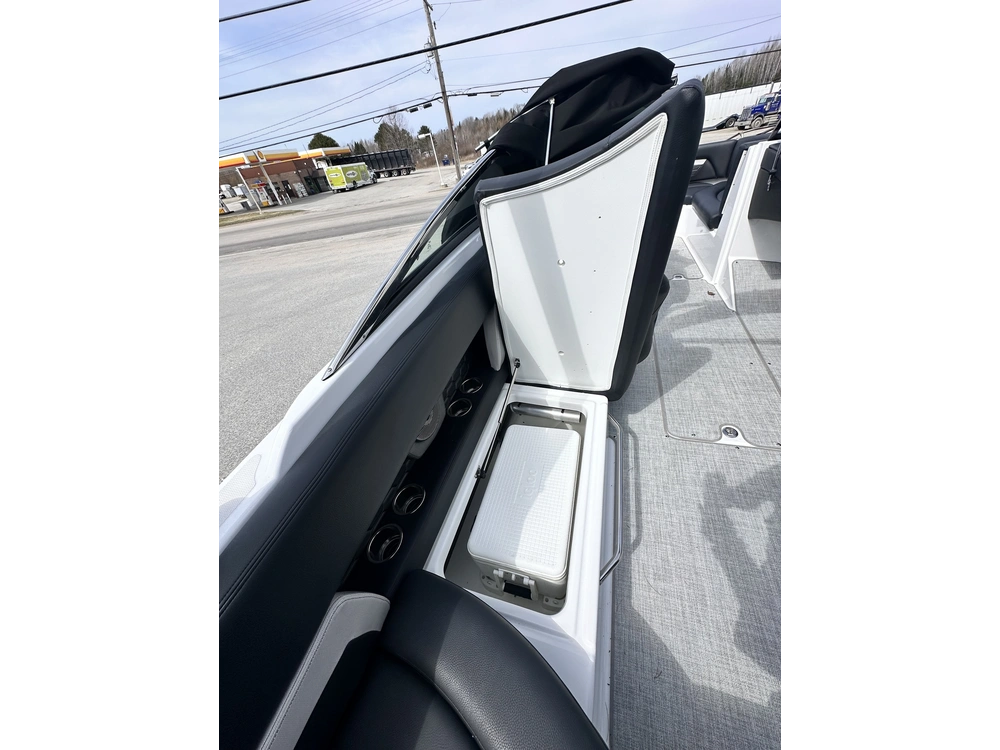 2022 Fourwinns Hd8 alt