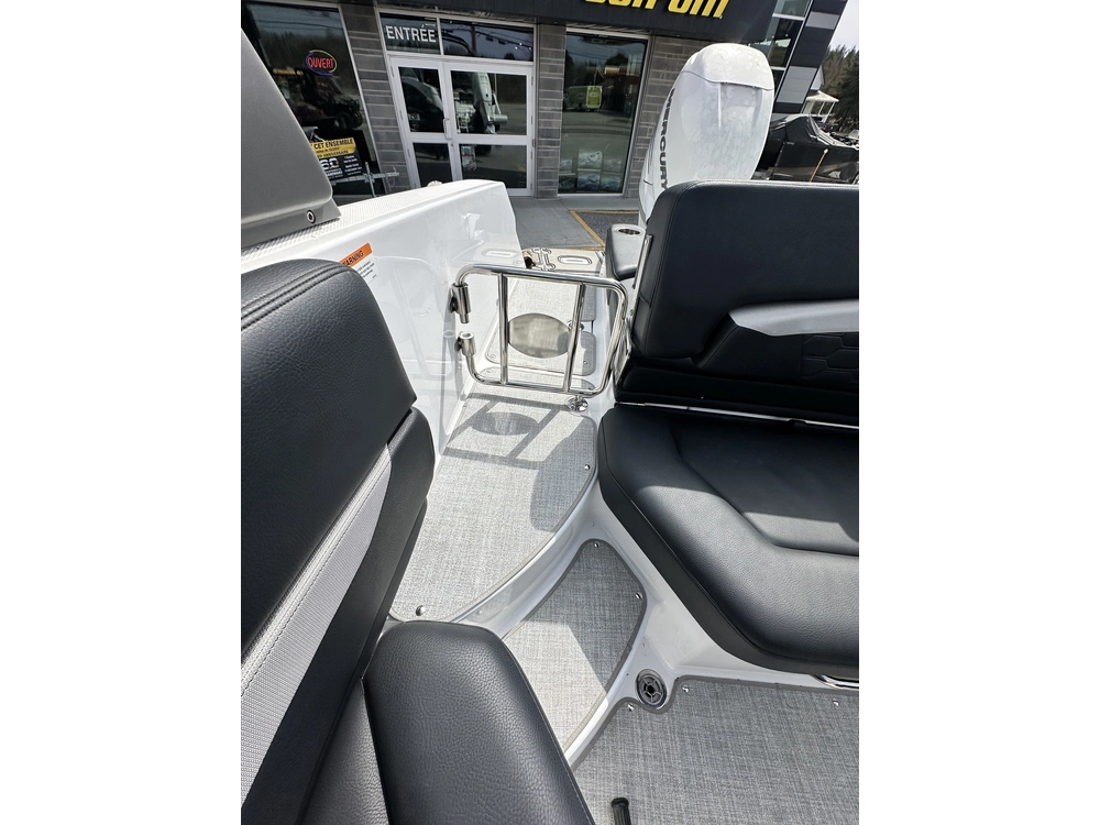 2022 Fourwinns Hd8 alt