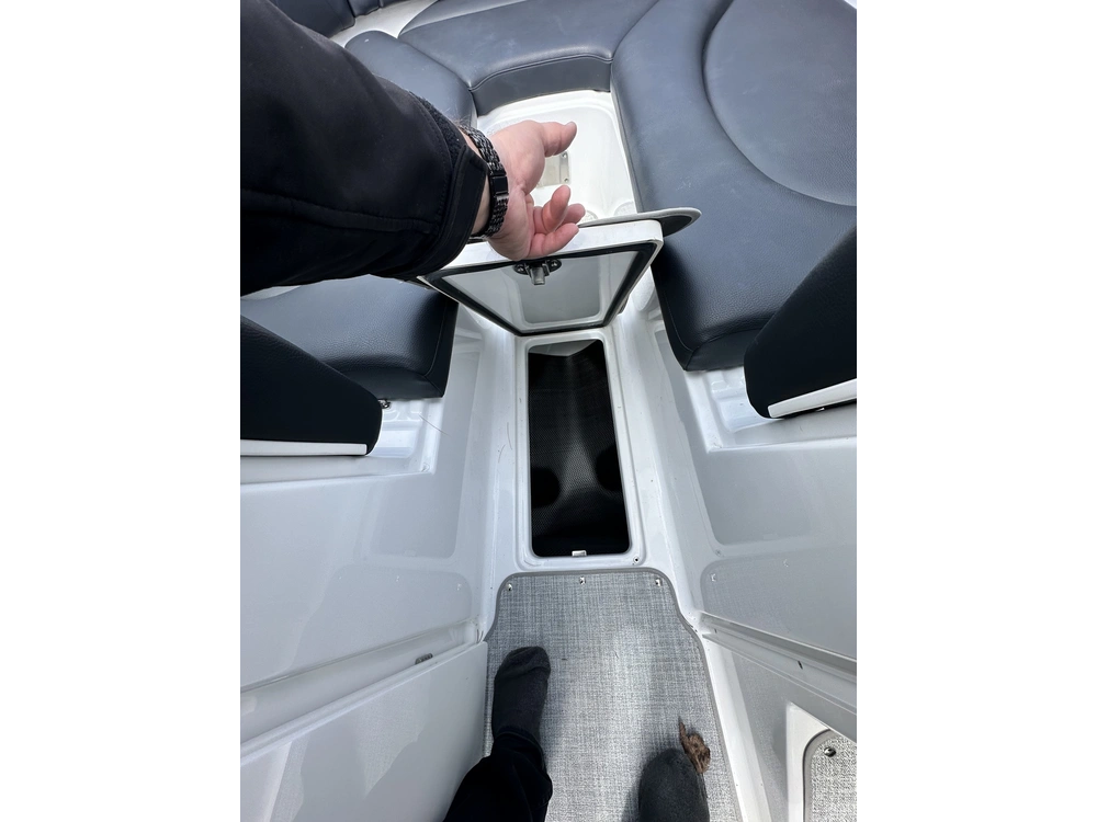 2022 Fourwinns Hd8 alt