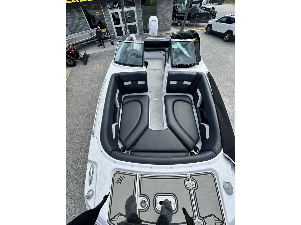 2022 Fourwinns Hd8 alt