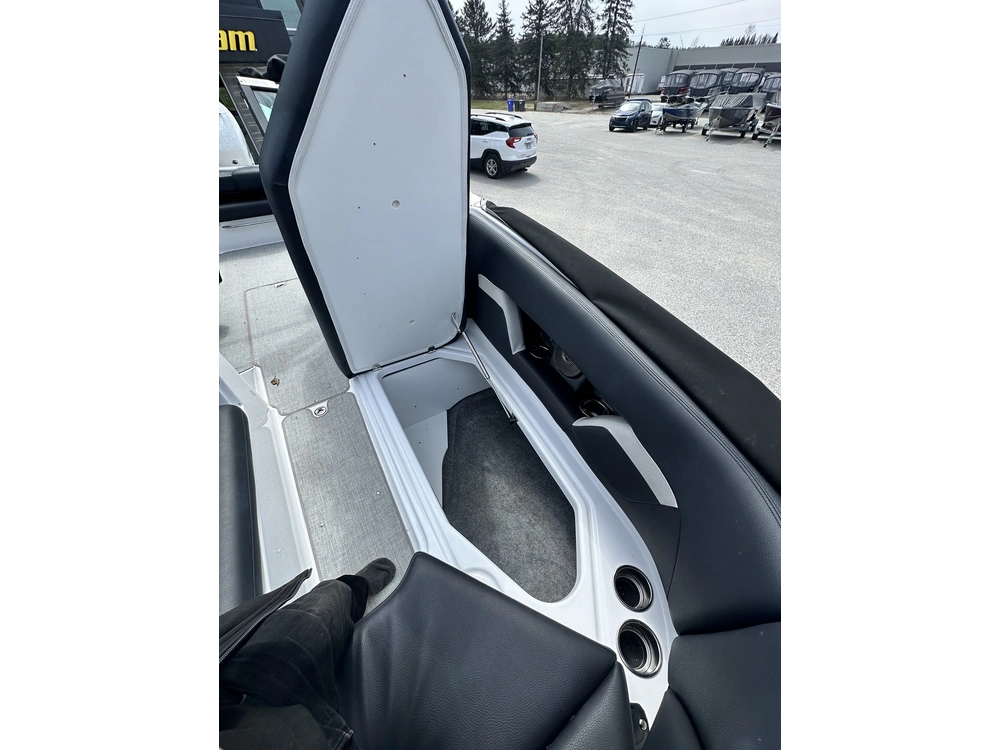 2022 Fourwinns Hd8 alt
