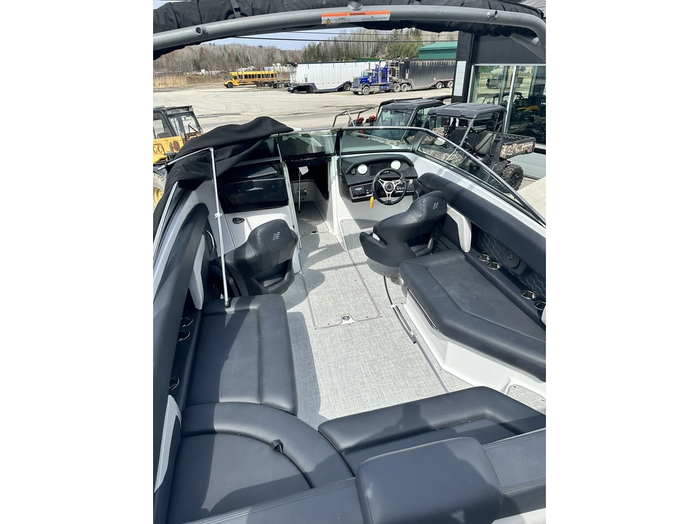 2022 Fourwinns Hd8 alt