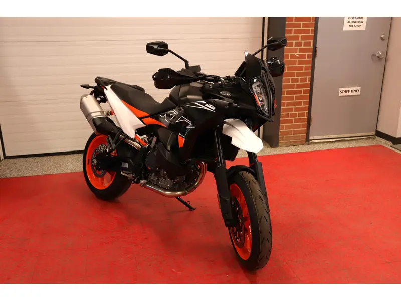 2024 KTM 890 SMT thumbnail 24