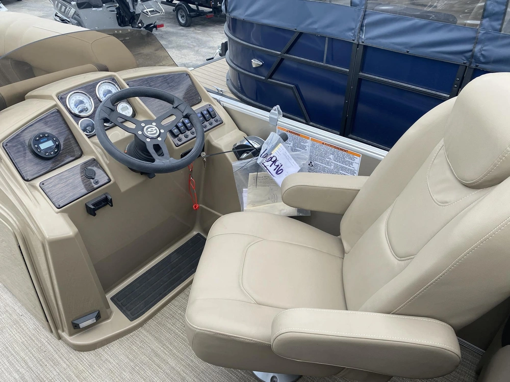 2023 Sylvan 820 Lz W/change Room alt