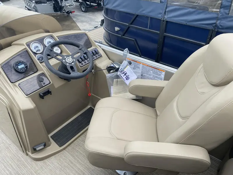 2023 Sylvan 820 LZ w/Change Room