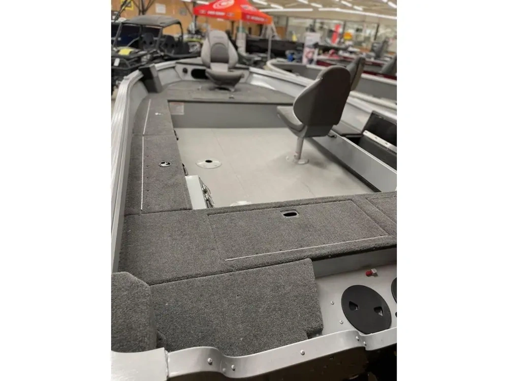 2022 Smoker-craft Excursion 166 T alt