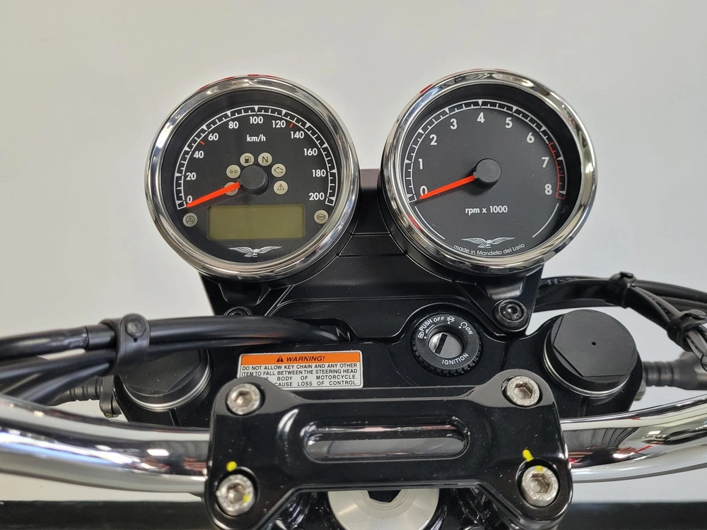 Moto Guzzi V7 Special Red Stripe Twin Tone 2024 alt