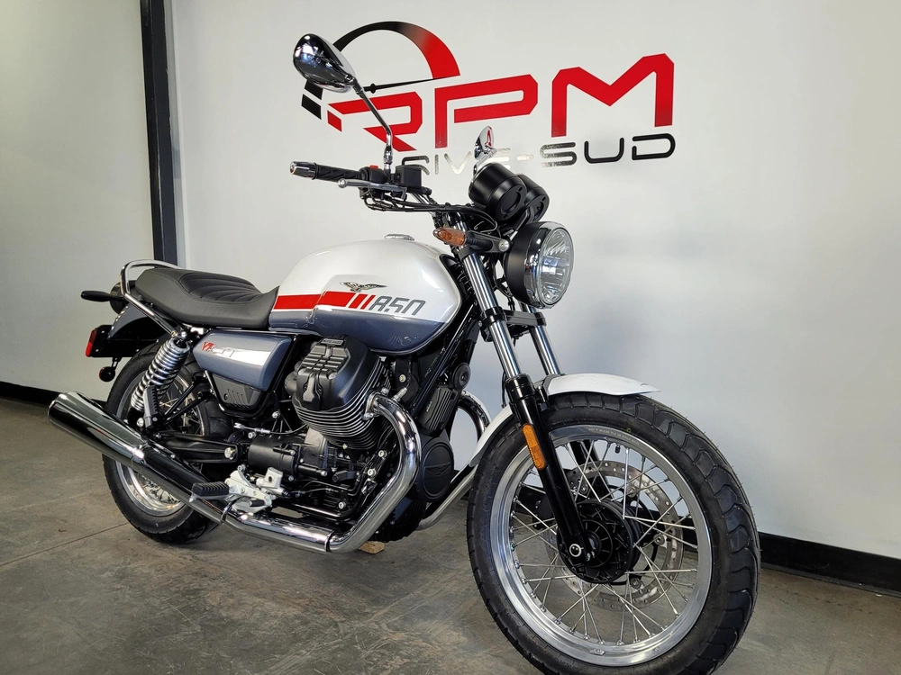Moto Guzzi V7 Special Red Stripe Twin Tone 2024 alt
