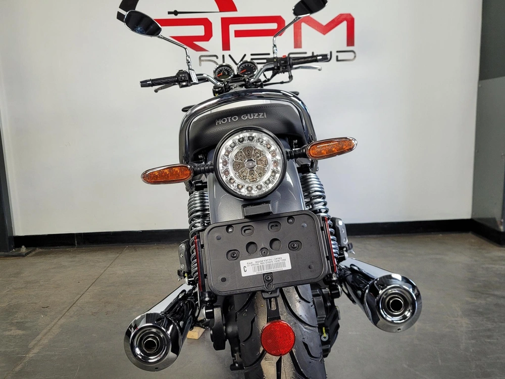 Moto Guzzi V7 Special Red Stripe Twin Tone 2024 alt