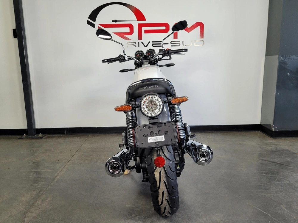 Moto Guzzi V7 Special Red Stripe Twin Tone 2024 alt