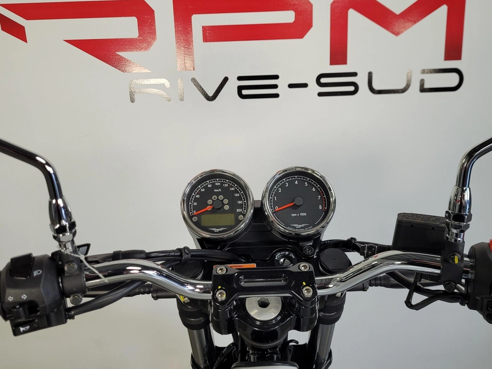 Moto Guzzi V7 Special Red Stripe Twin Tone 2024 alt
