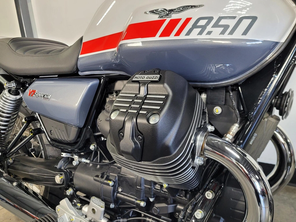 Moto Guzzi V7 Special Red Stripe Twin Tone 2024 alt