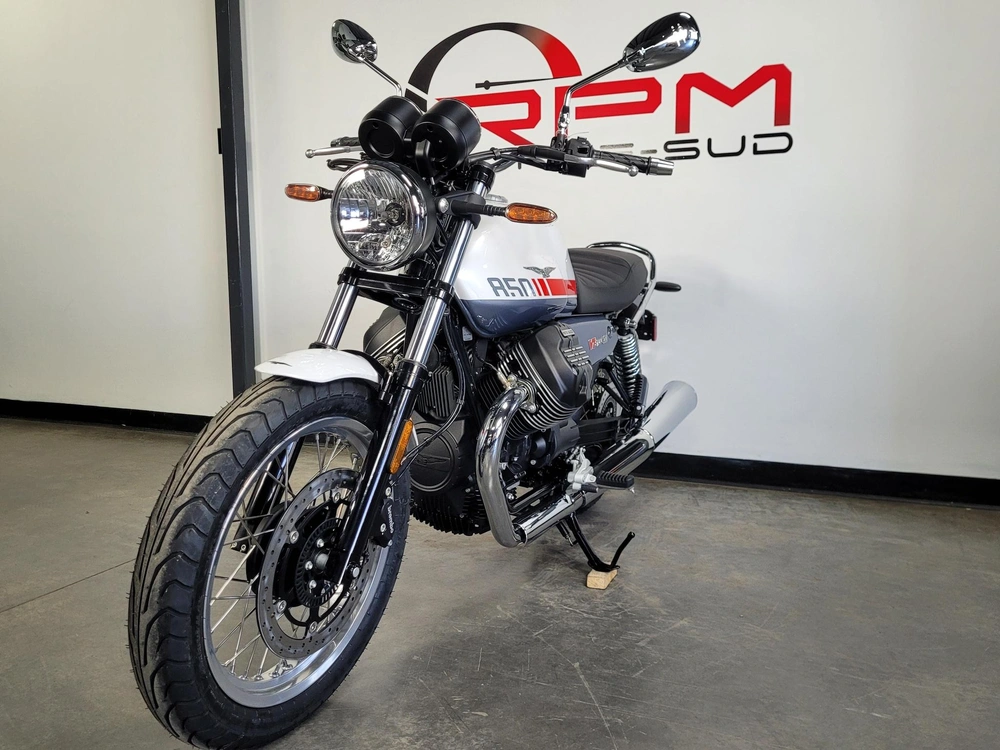 Moto Guzzi V7 Special Red Stripe Twin Tone 2024 alt