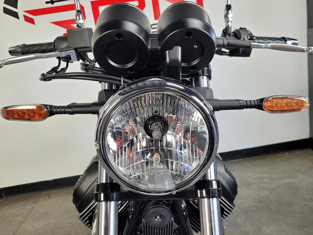 Moto Guzzi V7 Special Red Stripe Twin Tone 2024 alt