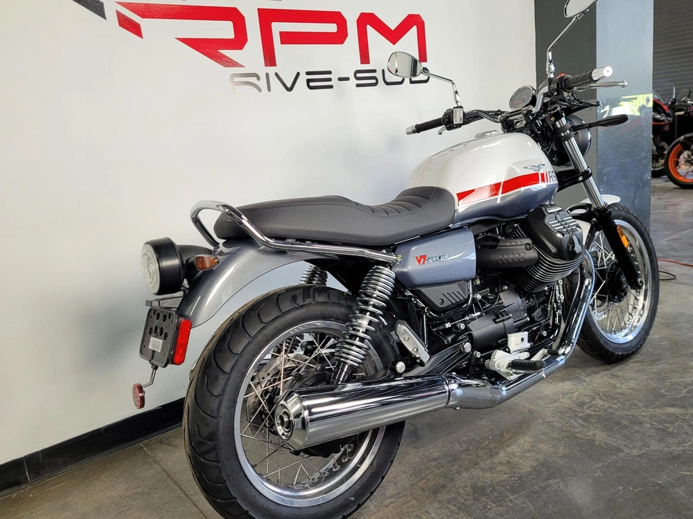 Moto Guzzi V7 Special Red Stripe Twin Tone 2024 alt