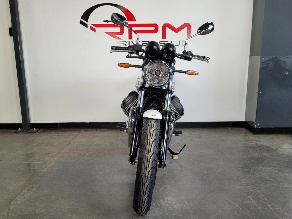 Moto Guzzi V7 Special Red Stripe Twin Tone 2024 alt