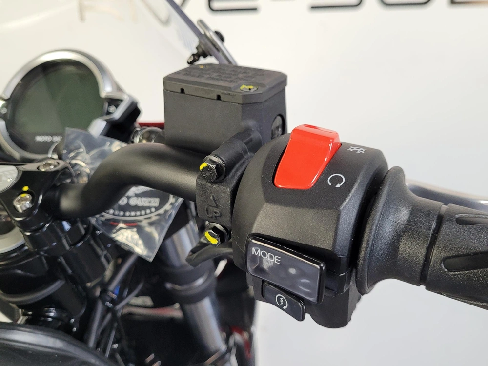 Moto Guzzi V7 Stone Corsa 2024 alt