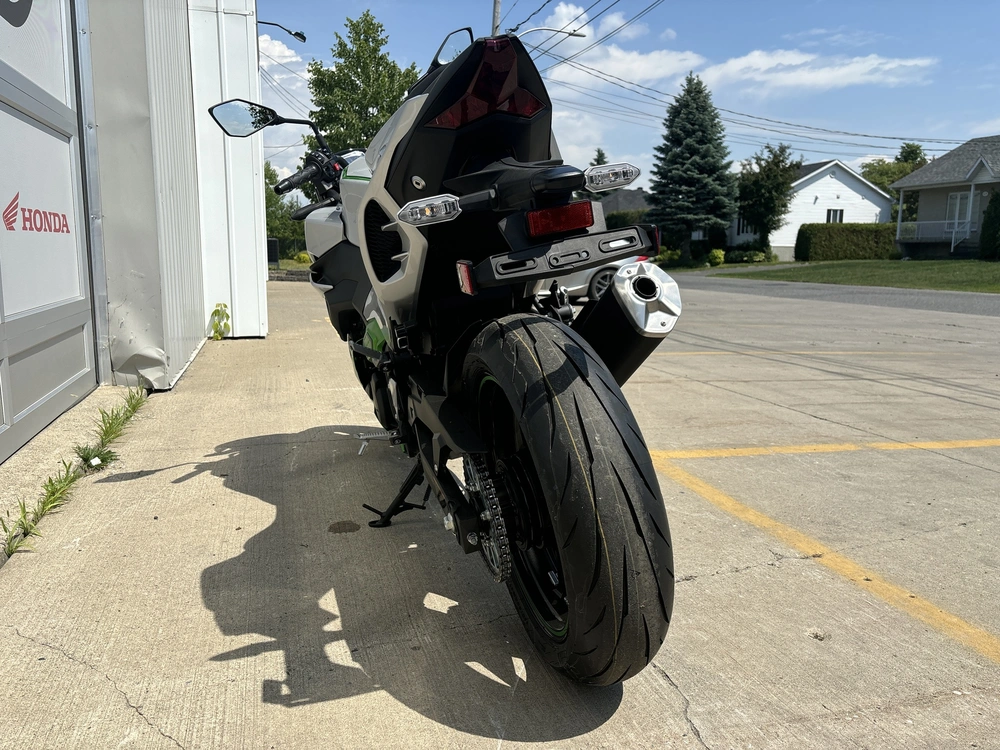 Kawasaki Z7 Hybrid 2024 alt