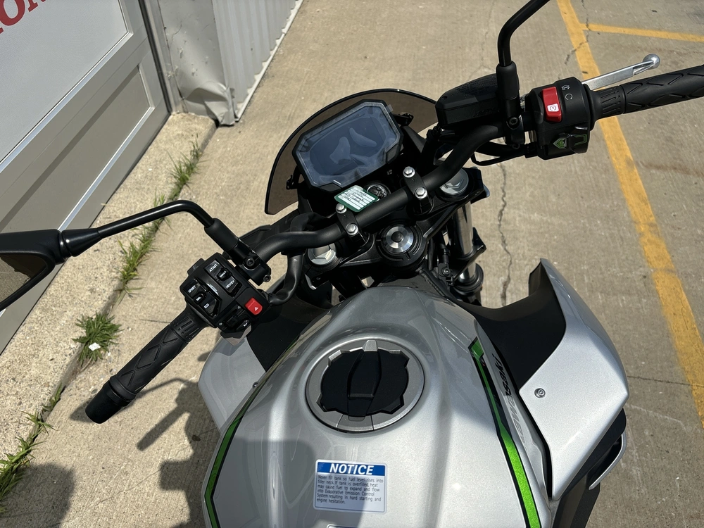 Kawasaki Z7 Hybrid 2024 alt