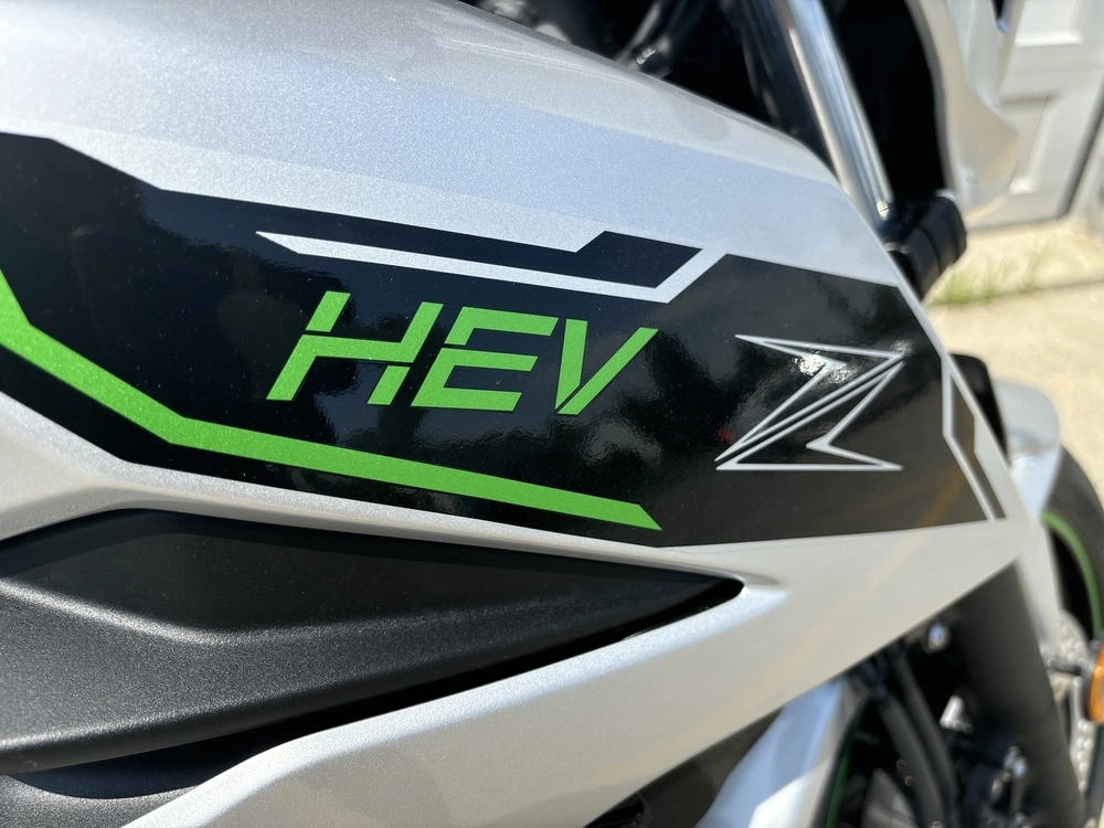 Kawasaki Z7 Hybrid 2024 alt