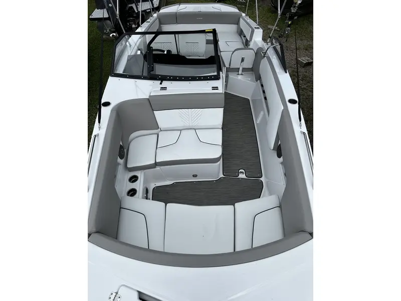 2024 Glastron GTD 245 MERCRUISER 6.2L