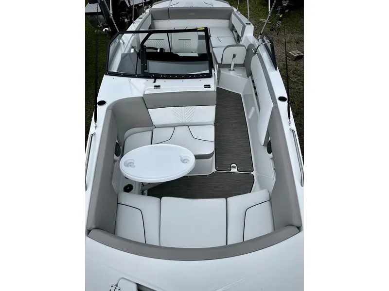 2024 Glastron GTD 245 MERCRUISER 6.2L