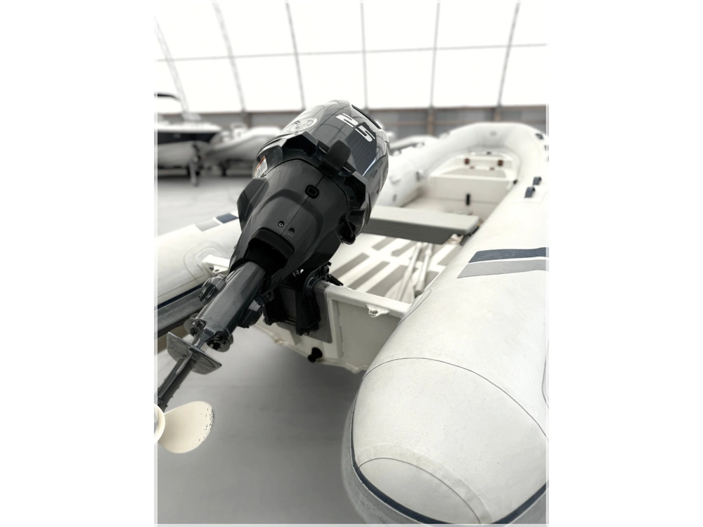 2015 Highfield Cl380 alt