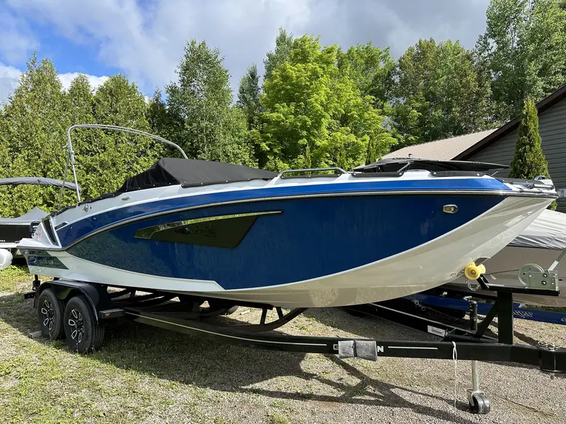 2024 Glastron GTD 245 MERCRUISER 6.2L