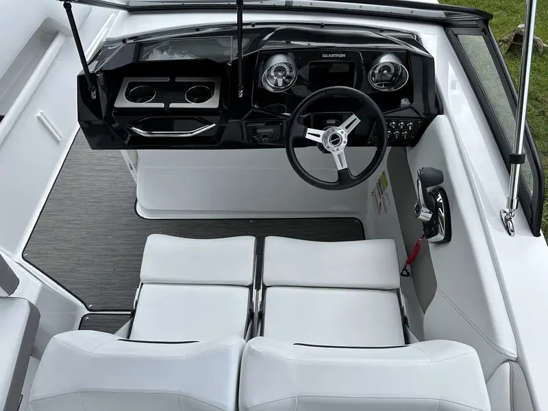 2024 Glastron GTD 245 MERCRUISER 6.2L