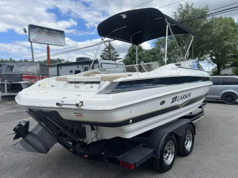 Larson LXI 228 **MOTEUR VOLVO PENTA 5.0L** 2005