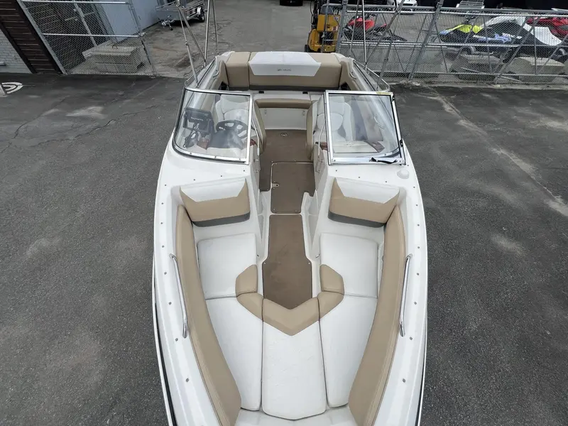 Larson LXI 228 **MOTEUR VOLVO PENTA 5.0L** 2005