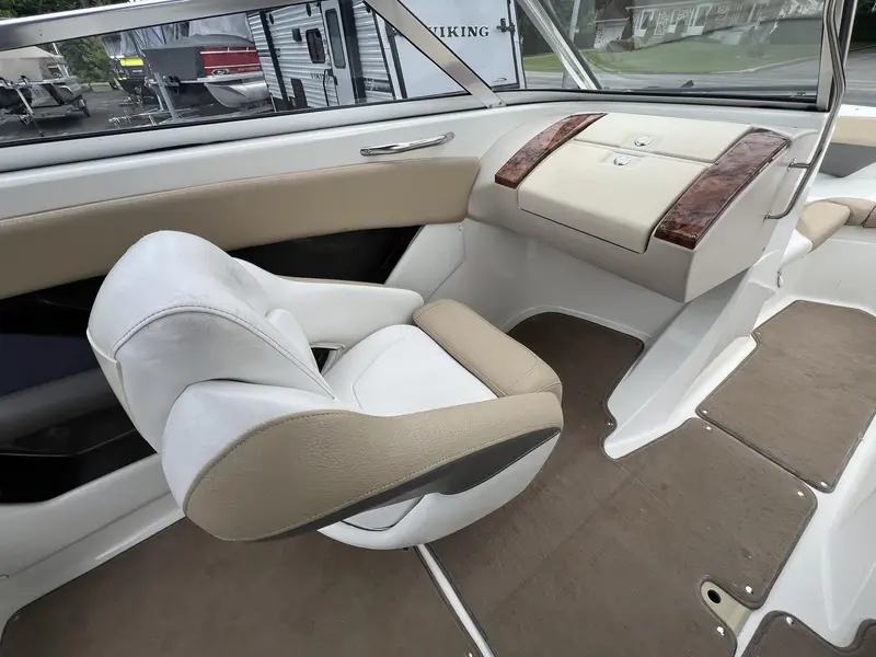 Larson LXI 228 **MOTEUR VOLVO PENTA 5.0L** 2005