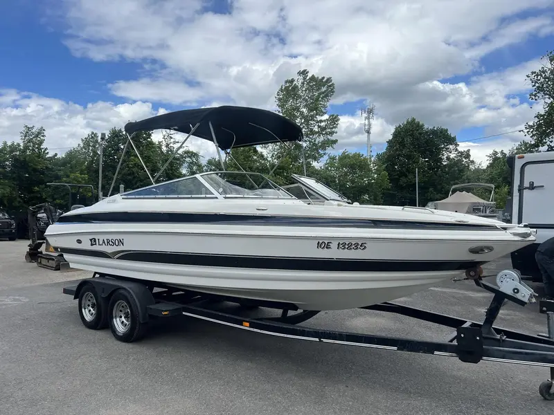 Larson LXI 228 **MOTEUR VOLVO PENTA 5.0L** 2005