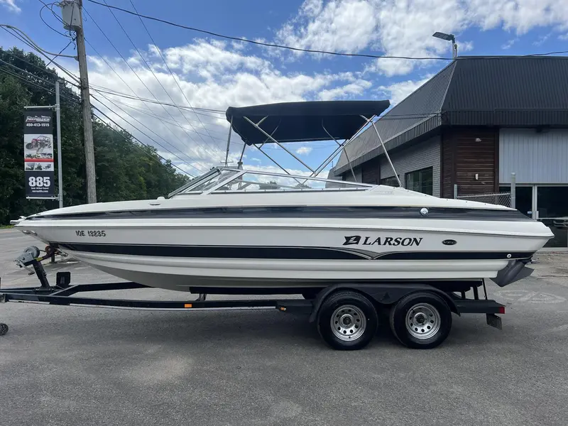 Larson LXI 228 **MOTEUR VOLVO PENTA 5.0L** 2005