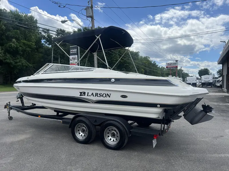 Larson LXI 228 **MOTEUR VOLVO PENTA 5.0L** 2005