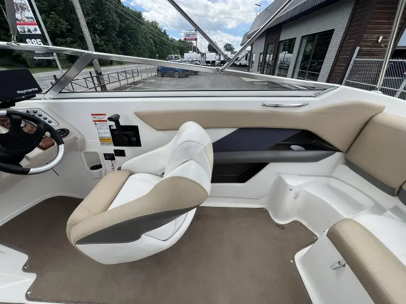 Larson LXI 228 **MOTEUR VOLVO PENTA 5.0L** 2005