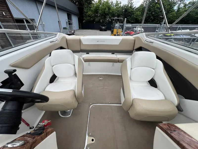 Larson LXI 228 **MOTEUR VOLVO PENTA 5.0L** 2005