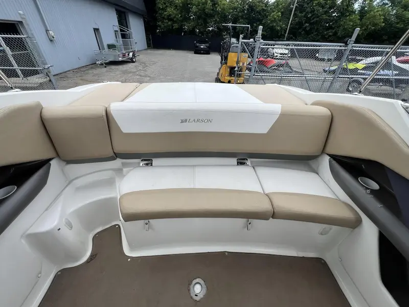 Larson LXI 228 **MOTEUR VOLVO PENTA 5.0L** 2005