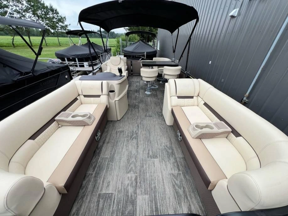 Godfrey Marine Sweetwater 2286 Midship Table 2023 alt