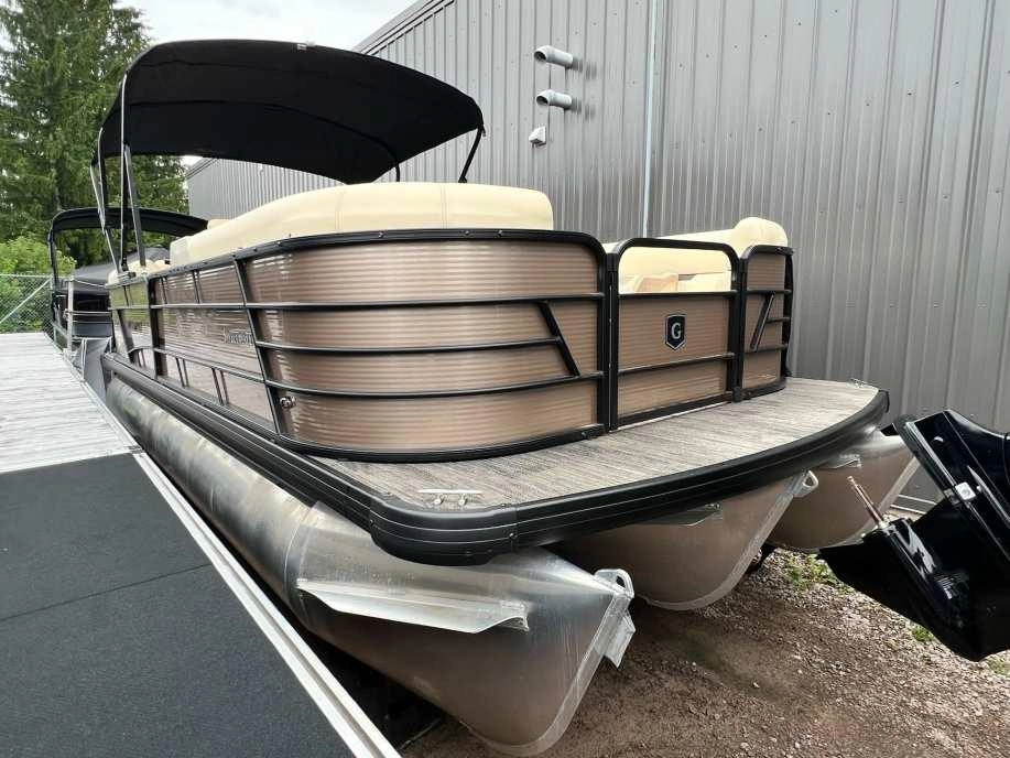 Godfrey Marine Sweetwater 2286 Midship Table 2023 alt