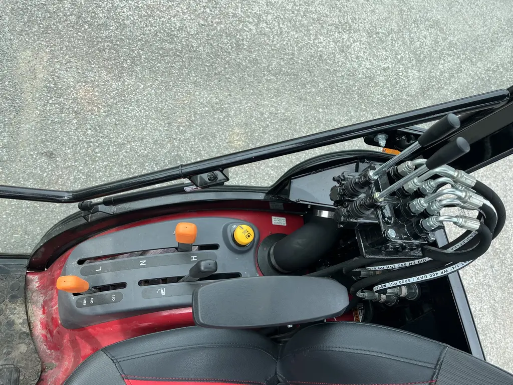 2023 Mahindra Emax20S cab