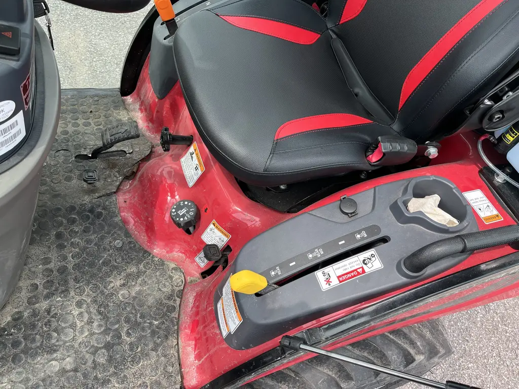 2023 Mahindra Emax20S cab